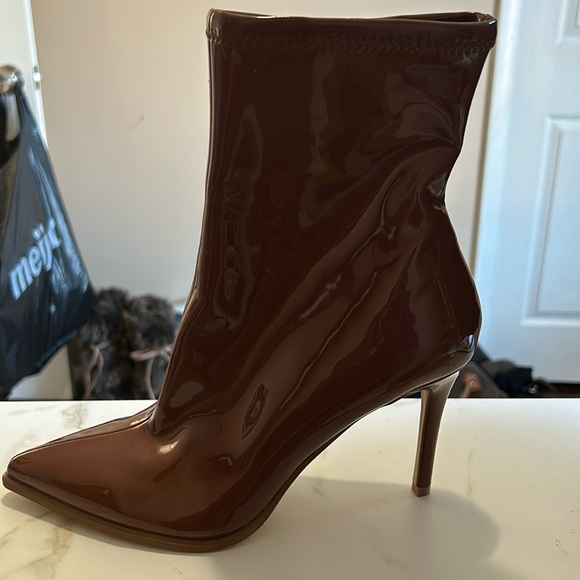 NWT Steve Madden Patent Leather Boot - Size 9 - Picture 2 of 8